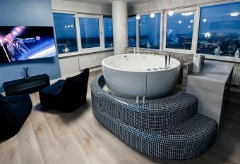 sky DREAM jacuzzi 33 FLOOR allows 18 year olds to book a room