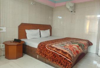 Hotel Shubam Banquet & Restaurant By WB Inn allows 18 year olds to book a room