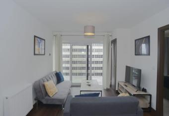 Stylish, 2-bedroom flat, Central Southend Flat, 11th floor allows 18 year olds to book a room