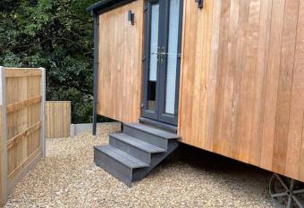 Luxurious Canal-side mini lodge in Llangollen with hot tub has rooms with a private hot tub