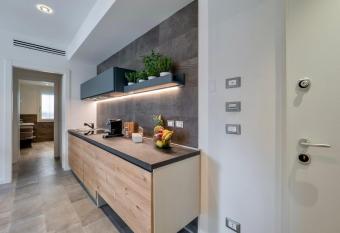 Venice Luxury Apartment has Balcony rooms