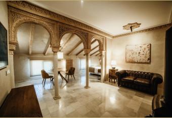 LA POSADA DEL LIMONERO has rooms with a private hot tub