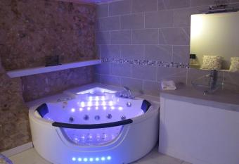 L   crin de Najatte has rooms with a private hot tub