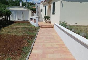 Ku  a za odmor COCO has rooms with a private hot tub