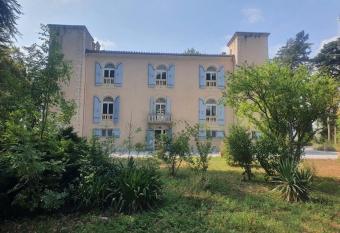 Domaine de ferrabouc has rooms with a private hot tub