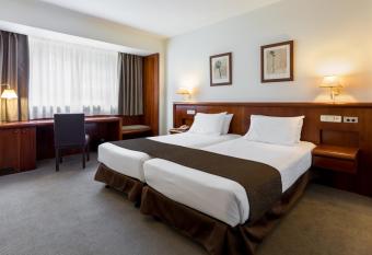 Rafaelhoteles Ventas has rooms with a private hot tub