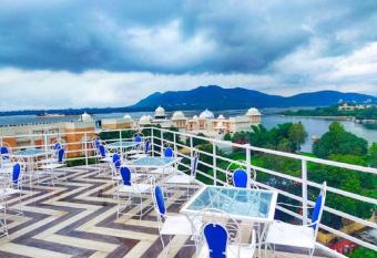 Royal Rafahiya Haveli - LAKE FACING has Smoking rooms