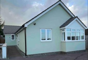 Green 3 bed bungalow with en-suite and parking allows 18 year olds to book a room