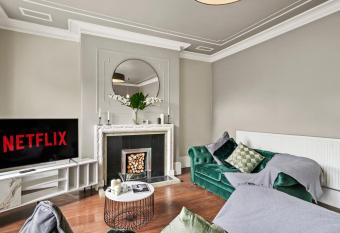 Stunning Georgian Apartment In Yorkshire - Parking allows 18 year olds to book a room