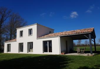 Maison chaleureuse has Balcony rooms