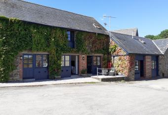 The Ivy Barn Holbeton has Balcony rooms