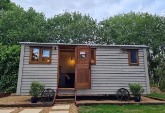 The Owls Rest Shepherds Hut Hethel has Balcony rooms