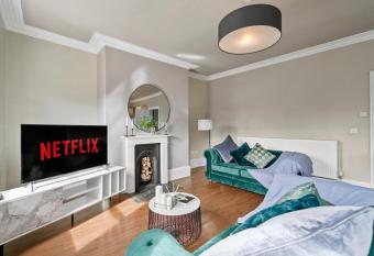 Georgian Boutique Yorkshire Apartment 4 - Parking allows 18 year olds to book a room