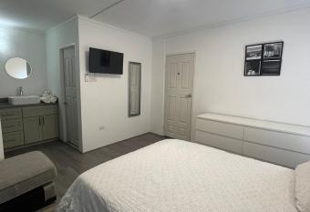 Oxford Point-Bright & Cosy New Kingston Apartment has Balcony rooms