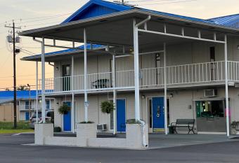 Towne inn has Smoking rooms