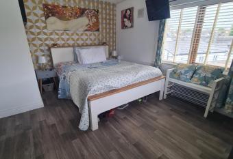 osullivans ave allows 18 year olds to book a room