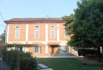 Agriturismo Azienda Agricola Mombisaggio allows 18 year olds to book a room