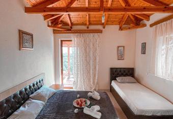FarmHouse Qeparo has Balcony rooms