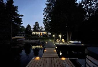 Lake Front 4 Season Cottage has Balcony rooms