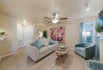 The Blue Belle welcomes you! Rim/La Cantera Area has Balcony rooms