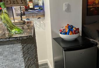 Salomi   s Cozy Spot!!! allows 18 year olds to book a room