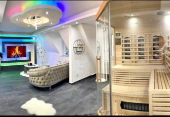 Ph  enixpalace Whirlpool & Infarotsauna has rooms with a private hot tub