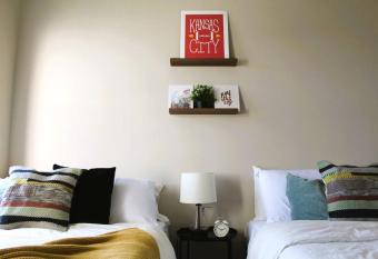 2 Bedroom 3 bed Cozy Downtown Getaway has Balcony rooms