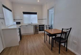 Modern 1 bedroom studio free parking close to CBD allows 18 year olds to book a room
