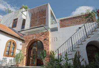 Entire House in DuongLam Ancient Village - Duka Homestay2 has Balcony rooms