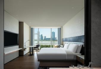 Guangzhou Marriott Hotel Nansha has rooms with a private hot tub
