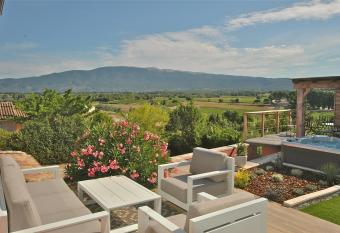 CLOS de BEAUREGARD allows 18 year olds to book a room