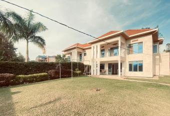 Beautiful entire 4 bedrooms comfy house in kimihurura has rooms with a private hot tub