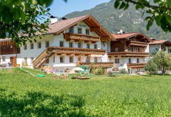 Ferienwohnung Oberangerhof has Balcony rooms