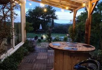 LE LANCON allows 18 year olds to book a room