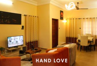 HAND LOVE has Balcony rooms