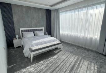 Al ATLAL apartment has rooms with a private hot tub