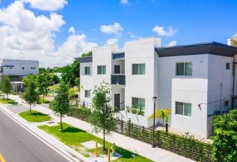 Modern 3BR 10mins to Beaches Airport & Hard Rock ! allows 18 year olds to book a room