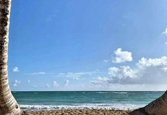 Modern 3 bedroom condo with pool &1 block to beach has Balcony rooms