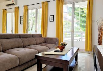 Spacious 5 bedroom terrace house for 6-11 pax near Straits Quay has Balcony rooms