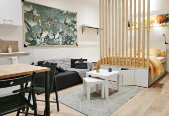 Joli studio au calme, centre historique de Pertuis allows 18 year olds to book a room