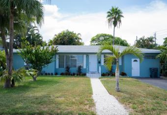 Cozy House with Patio Fireplace Parking - Hollywood Florida allows 18 year olds to book a room