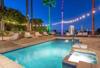 Gorgeous villa w/pool, spa, b-ball court & view! has Balcony rooms