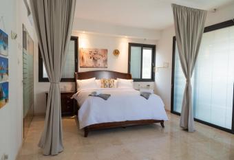 Grace Holon Guesthouse has Balcony rooms