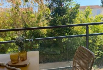 Superbe studio avec piscine entre Cannes & Antibes has Balcony rooms