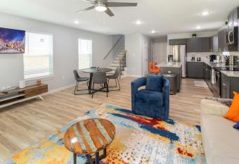 PEERLESS RETREAT - East of Downtown Houston has Balcony rooms