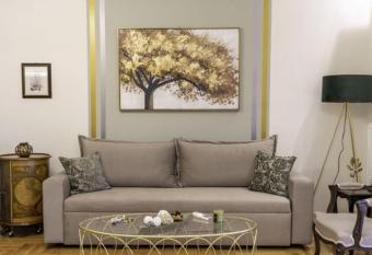 G102                                                          has rooms with a private hot tub