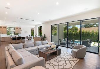 Villa De Magnolia Modern Design 5 bed Villa with a Pool has Balcony rooms