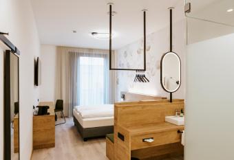 BEE GREEN Linz Self-Check-in-Hotel allows 18 year olds to book a room
