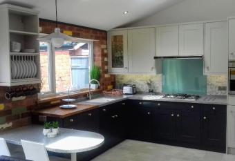 Stunning & Spacious Family Home. Midlands location allows 18 year olds to book a room