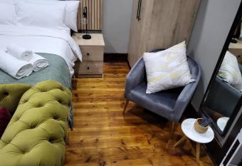 @ 21 Guest House has rooms with a private hot tub